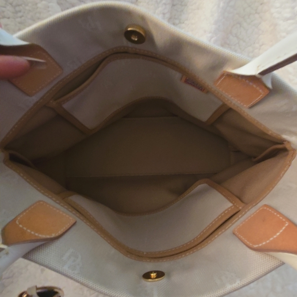 Dooney & Bourke Chic Beige Tote Bag with Logo Design - Picture 7 of 10